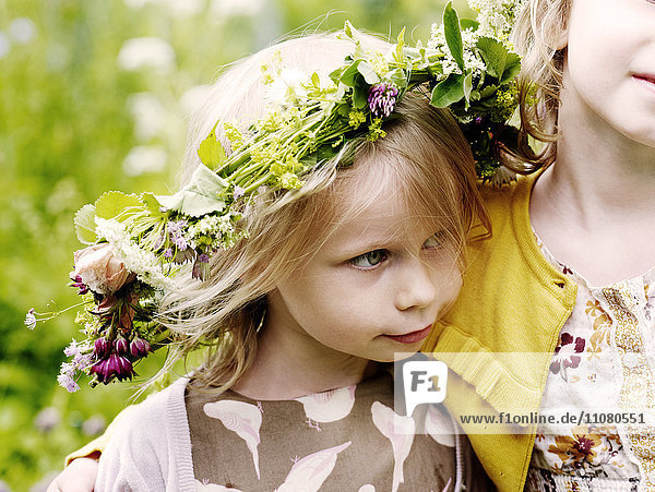 Mädchen mit Blumenkranz und Mutter