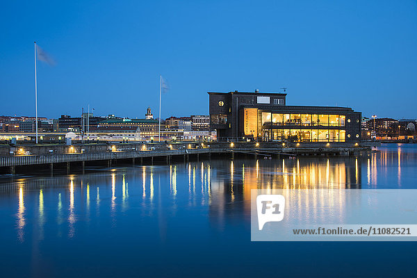 Beleuchtetes Gebäude  das sich in der Abenddämmerung im Wasser spiegelt  Göteborg  Schweden