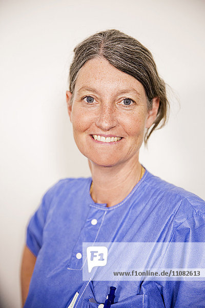 Porträt einer lächelnden reifen Krankenschwester