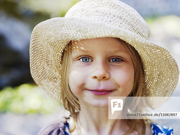 Porträt eines lächelnden Mädchens mit Hut
