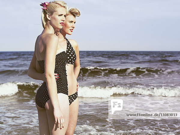 Zwei junge Retro-Frauen am Strand
