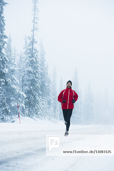 Mann läuft im Winter  Schweden