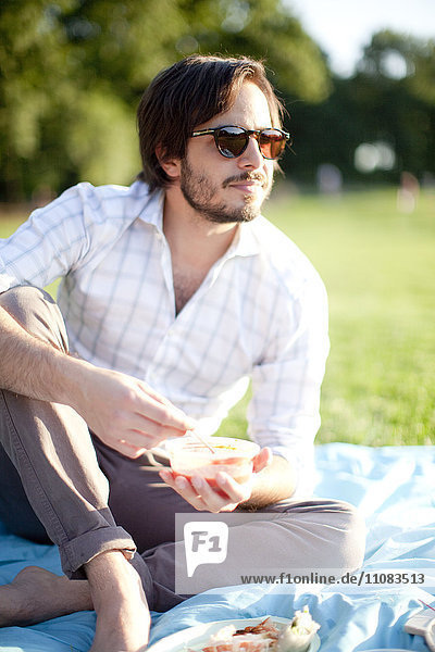 Junger Mann beim Picknick im Central Park  New York City  USA