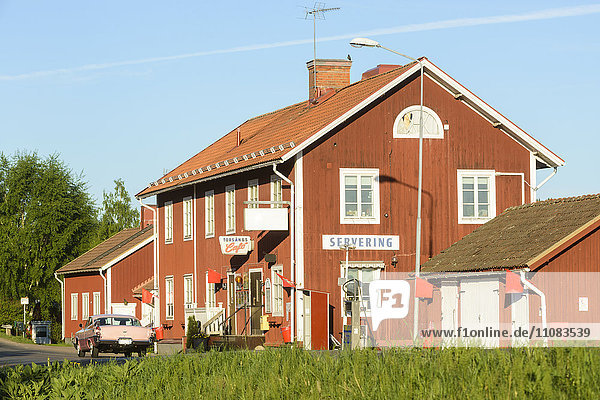 Cafe in einem Holzgebäude  Dalarna  Schweden