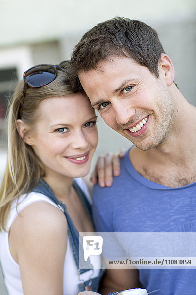 Porträt eines jungen lächelnden Paares  Stockholm  Schweden