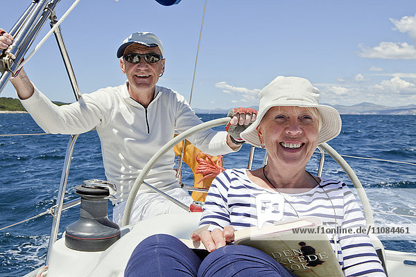 Seniorenpaar auf Boot