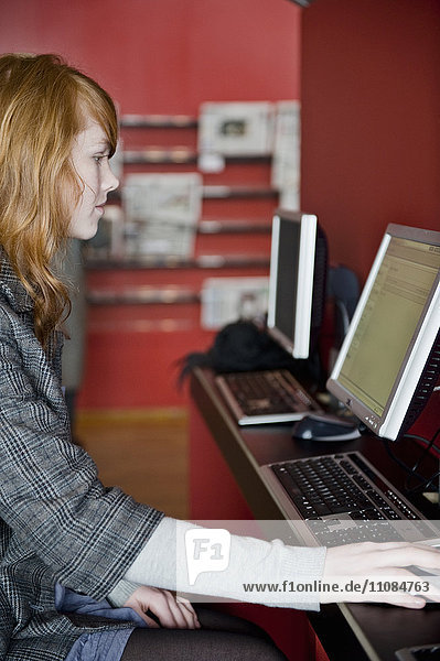 Junge Frau am Computer