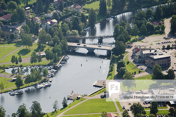 Luftaufnahme eines Flusses in einer Kleinstadt  Schweden.