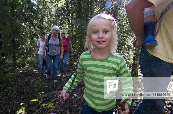 Sechs Personen bei einer Wanderung im Wald  Dalarna  Schweden.