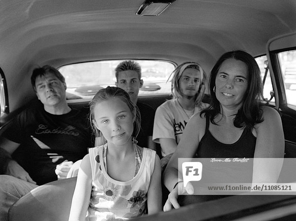 Eine Familie in einem Auto  Schweden.