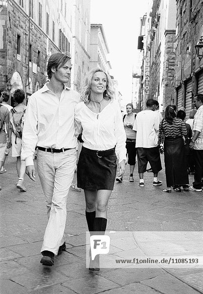 Verliebtes Paar beim Spaziergang auf einer Straße  Florenz  Italien.