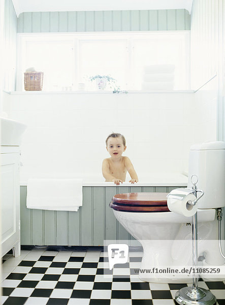 Ein Junge in der Badewanne