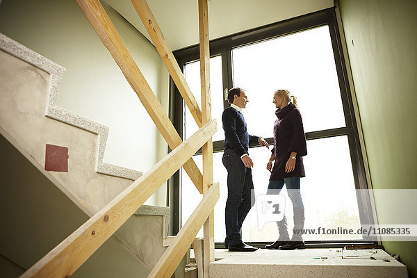 Junges Paar in einem Treppenhaus  Schweden.