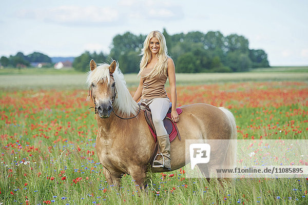 Junge Frau mit Pferd,  Bayern,  Deutschland,  Europa