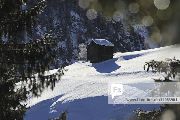 Hütte auf schneebedecktem Berg