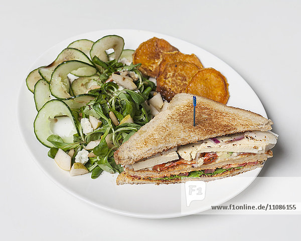 Hochwinklige Ansicht des Sandwichs mit Salat auf weißem Hintergrund