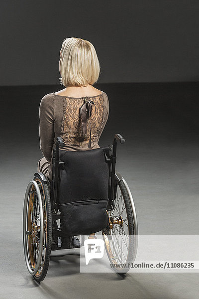 Rückansicht der behinderten Frau im Rollstuhl