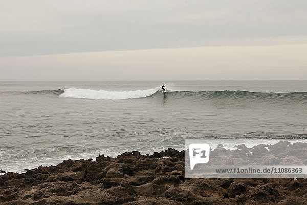 Person beim Surfen am Strand  Vila Nova de Milfontes  Portugal