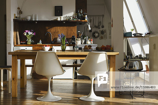 Stühle und Tisch in der modernen Wohnküche