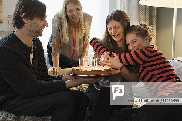 Glückliche Familie feiert zu Hause Geburtstag