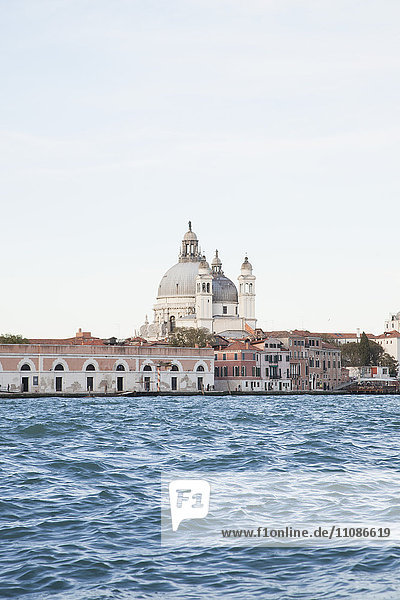Santa Maria della Salute und Gebäude am Kanal gegen den Klampenhimmel