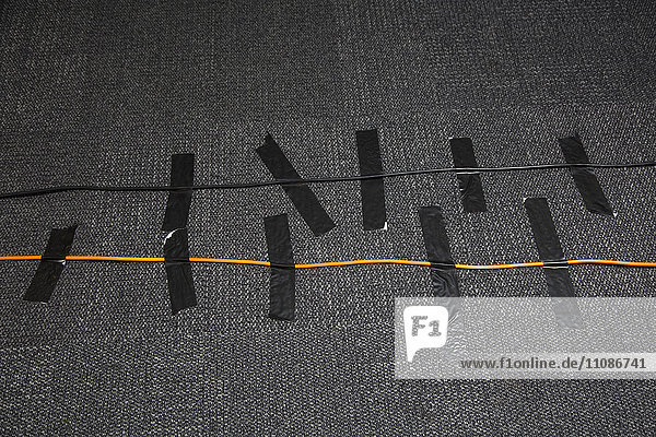 Hochwinkelansicht der auf dem Teppich befestigten Kabel