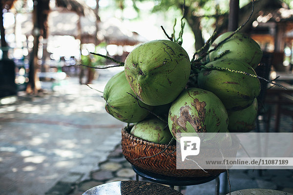 Frische Kokosnüsse im Korb im Freien