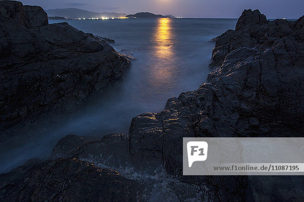 Panoramablick auf Meer und Felsen bei Nacht