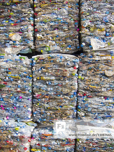 Vollbildaufnahme von zerkleinerten Kunststoffflaschen für das Recycling