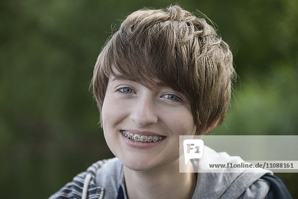 Porträt eines lächelnden Teenagermädchens mit Zahnspange