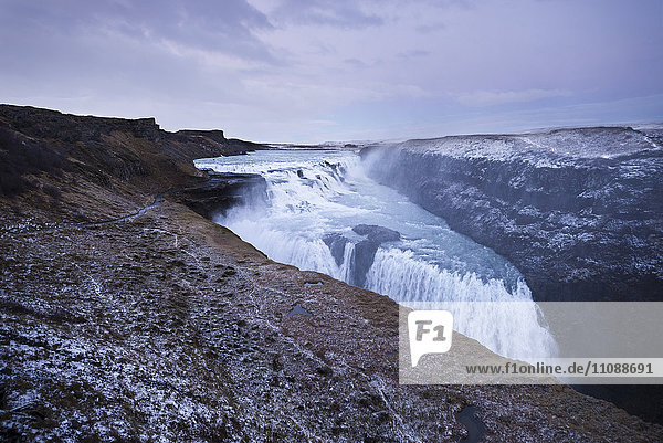 Island  Gullfoss Wasserfall bei Dämmerung