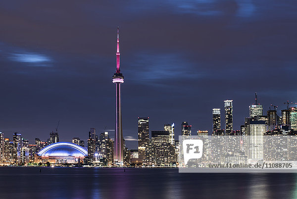 Kanada,  Ontario,  Toronto,  Skyline bei Nacht,  bewegte Wolken