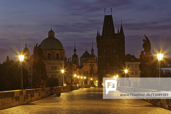 Tschechische Republik  Prag  Altstadt  Karlsbrücke  St. Franziskuskirche und Altstadtbrückenturm am Abend