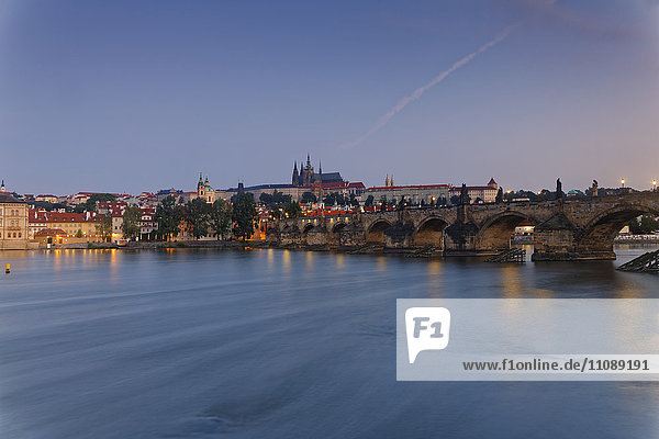 Tschechien  Prag  Altstadt  Karlsbrücke  Prager Burg und Veitsdom  Vlatva am Abend