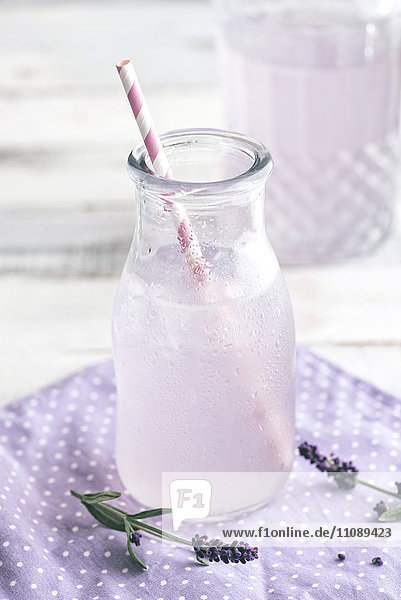 Hausgemachte Lavendel-Limonade mit Zitrone