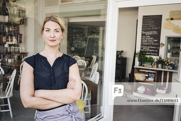 Porträt einer selbstbewussten Frau im Café