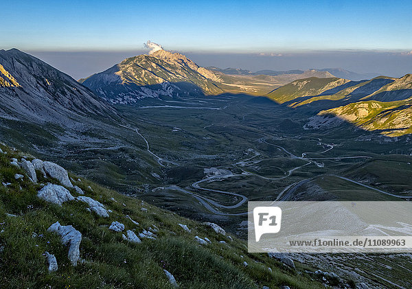 Italien  Abruzzen  Gran Sasso und Monti della Laga Nationalpark  Mt Camicia und Plateau Campo Imperatore bei Sonnenuntergang