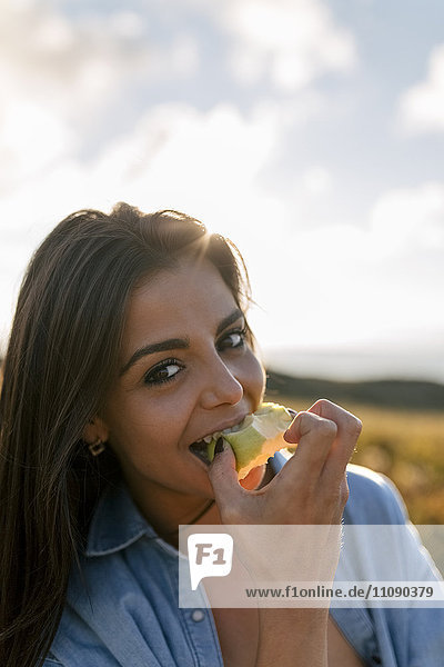 Spanien  Asturien  schöne junge Frau beim Apfelessen