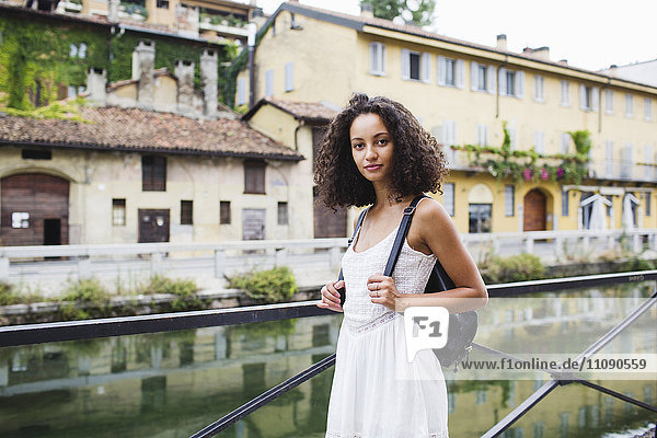Italien  Mailand  Portrait einer jungen Frau mit Rucksack in weißem Sommerkleid