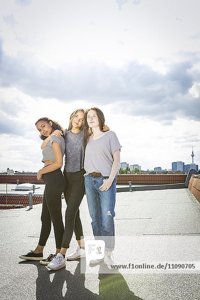 Deutschland  Berlin  drei Teenager-Mädchen stehen auf dem Dach