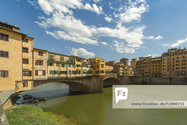 Italien  Florenz  Blick auf Ponte Vecchio und Arno