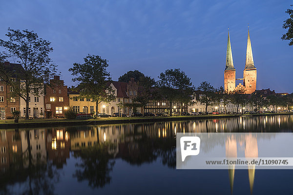 Deutschland  Lübeck  Altstadt mit Dom und Trave in der Abenddämmerung
