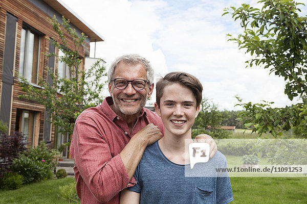 Porträt des stolzen Vaters mit Sohn im Garten