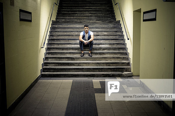 Mann auf der Treppe sitzend