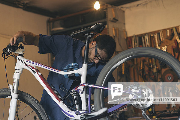 Mechaniker in der Werkstatt Fahrradreparatur