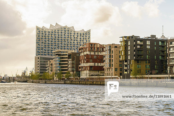 Deutschland  Hamburg  Hafencity  moderne Gebäude  Elbphilharmonie im Hintergrund