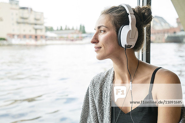 Entspannte Frau beim Musikhören mit Kopfhörern