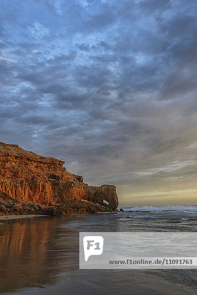 Australien Eyre Peninsula Port Lincoln natürlicher Bogen am Strand bei Sonnenuntergang