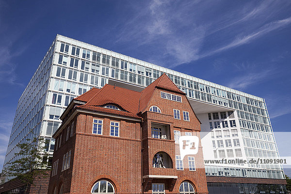 Deutschland  Hamburg  Blick auf Ericus-Contor mit altem Backsteinhaus im Vordergrund