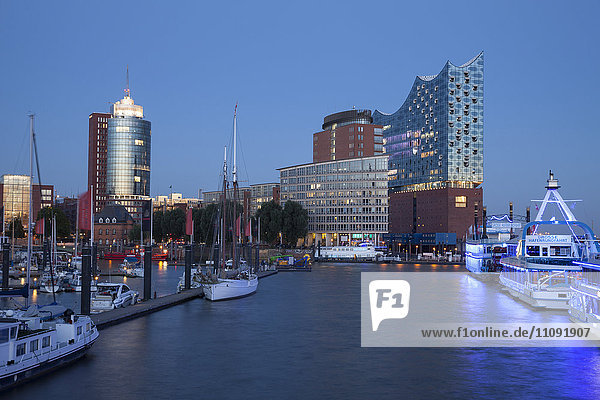 Deutschland  Hamburg  Blick auf Columbus-Haus  Kehrwiederspitze und Elbphilharmonie in der Hafencity